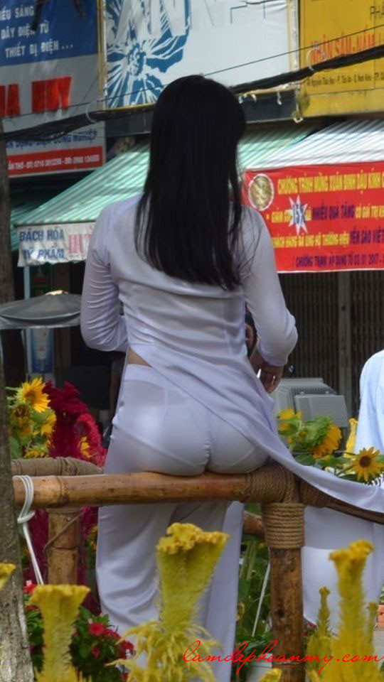 Nữ sinh mặc áo dài mông to